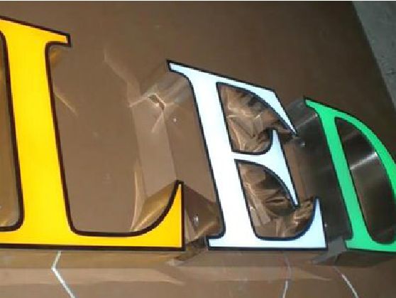 利川介绍LED招牌的基础知识。